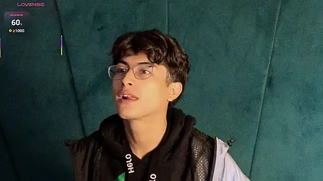 Snapshot of Aaron_Eze chatting on 10-23-25, 09:35 Aaron Eze online show from 10-23-25, 09:35