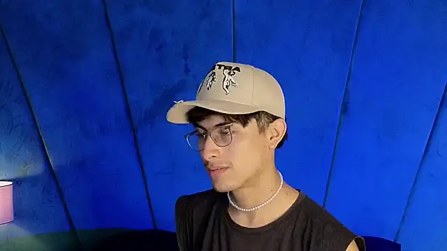 Snapshot of Aaron_Eze chatting on 10-28-25, 09:28 Aaron Eze online show from 10-28-25, 09:28