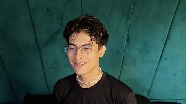 Snapshot of Aaron_Eze chatting on 10-31-25, 09:38 Aaron Eze online show from 10-31-25, 09:38