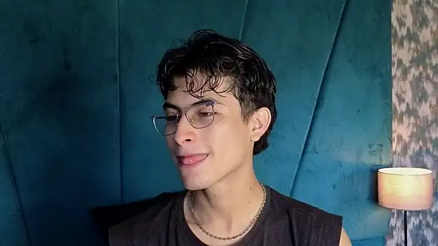 Snapshot of Aaron_Eze chatting on 11-02-25, 09:50 Aaron Eze online show from 11-02-25, 09:50