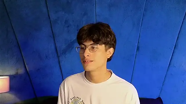 Snapshot of Aaron_Eze chatting on 11-04-25, 10:09 Aaron Eze online show from 11-04-25, 10:09