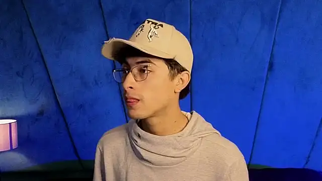 Snapshot of Aaron_Eze chatting on 11-05-25, 10:43 Aaron Eze online show from 11-05-25, 10:43