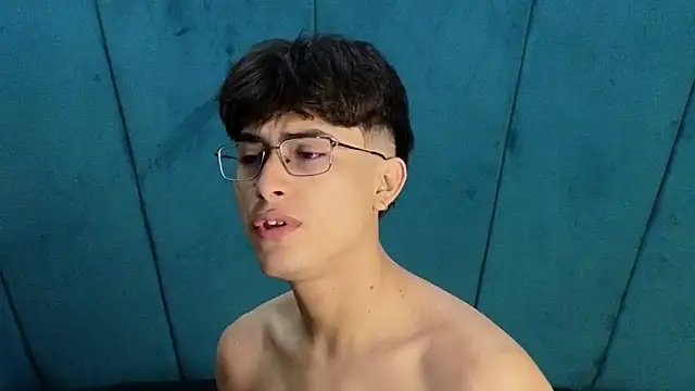 Snapshot of Aaron_Eze chatting on 11-06-25, 11:26 Aaron Eze online show from 11-06-25, 11:26