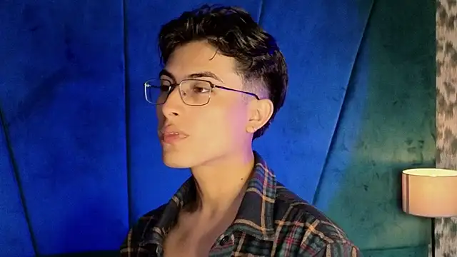 Snapshot of Aaron_Eze chatting on 11-15-25, 09:11 Aaron Eze online show from 11-15-25, 09:11