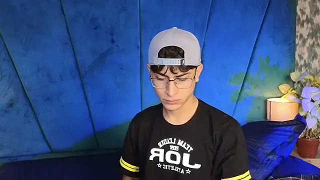 Snapshot of Aaron_Eze chatting on 11-16-25, 08:25 Aaron Eze online show from 11-16-25, 08:25