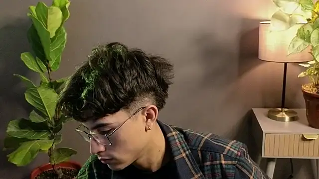 Snapshot of Aaron_Eze chatting on 11-17-25, 09:20 Aaron Eze online show from 11-17-25, 09:20