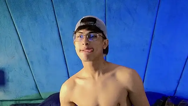 Snapshot of Aaron_Eze chatting on 11-18-25, 09:30 Aaron Eze online show from 11-18-25, 09:30