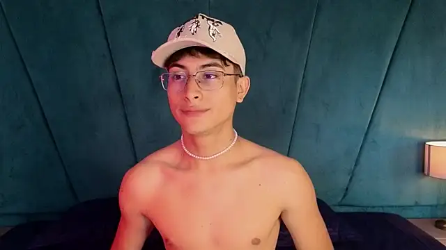 Snapshot of Aaron_Eze chatting on 11-21-25, 08:18 Aaron Eze online show from 11-21-25, 08:18