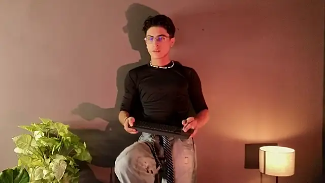 Snapshot of Aaron_Eze chatting on 11-26-25, 01:28 Aaron Eze online show from 11-26-25, 01:28