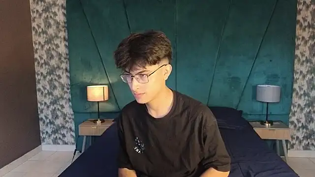 Snapshot of Aaron_Eze chatting on 11-29-25, 09:29 Aaron Eze online show from 11-29-25, 09:29