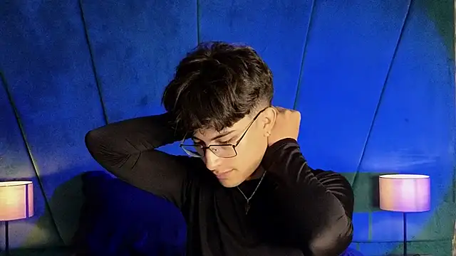 Snapshot of Aaron_Eze chatting on 12-02-25, 10:05 Aaron Eze online show from 12-02-25, 10:05