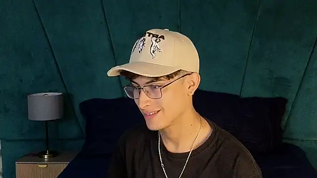 Snapshot of Aaron_Eze chatting on 12-03-25, 09:46 Aaron Eze online show from 12-03-25, 09:46