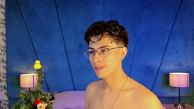 Snapshot of Aaron_Eze chatting on 12-04-25, 11:46 Aaron Eze online show from 12-04-25, 11:46