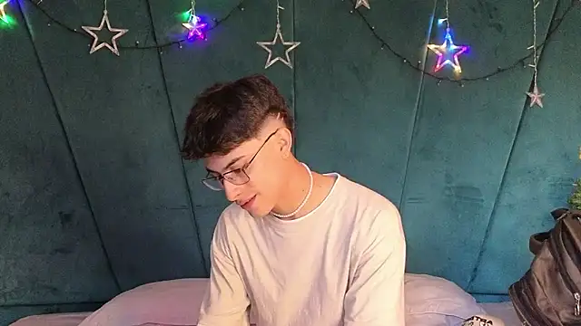 Snapshot of Aaron_Eze chatting on 12-13-25, 09:42 Aaron Eze online show from 12-13-25, 09:42