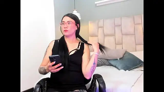 Eviiece online show from 10-20-25, 02:12