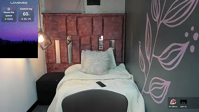 Snapshot of Rachel__Jonees chatting on 10-18-25, 11:44 Rachel Jonees online show from 10-18-25, 11:44