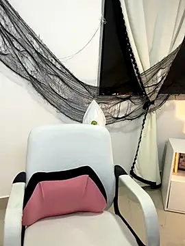 Snapshot of kit_katt chatting on 10-19-25, 01:17 kit katt online show from 10-19-25, 01:17