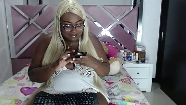 Snapshot of Antonellabigass chatting on 10-22-25, 11:15 Antonellabigass online show from 10-22-25, 11:15