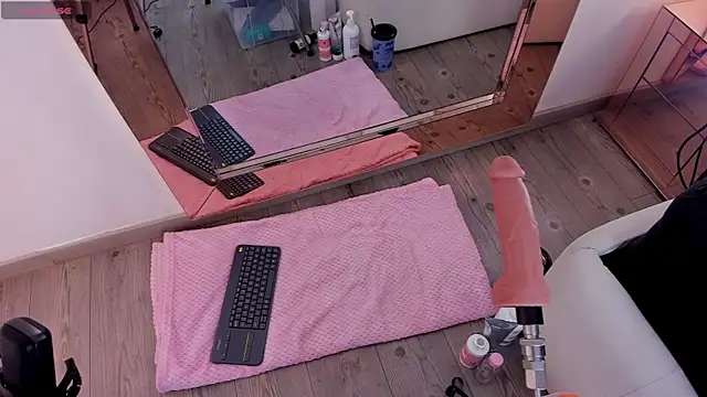 Snapshot of michelle_cutee_ chatting on 12-01-25, 08:36 michelle cutee online show from 12-01-25, 08:36