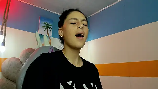 Snapshot of moon_winy chatting on 10-31-25, 11:33 moon winy online show from 10-31-25, 11:33