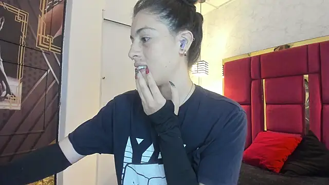 Snapshot of moon_winy chatting on 11-10-25, 11:42 moon winy online show from 11-10-25, 11:42