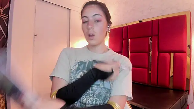 Snapshot of moon_winy chatting on 11-11-25, 11:43 moon winy online show from 11-11-25, 11:43