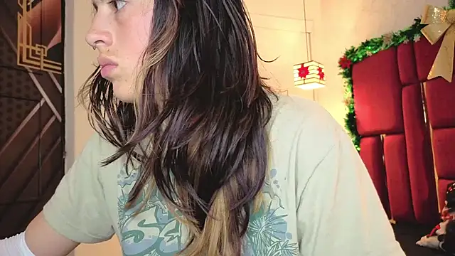 Snapshot of moon_winy chatting on 12-14-25, 09:36 moon winy online show from 12-14-25, 09:36