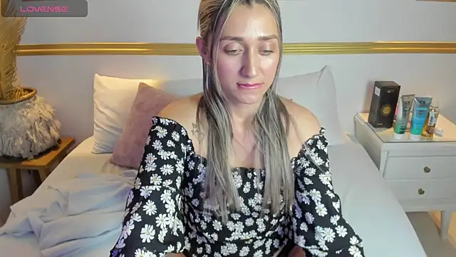 Snapshot of karlyy_ chatting on 10-27-25, 08:02 karlyy online show from 10-27-25, 08:02