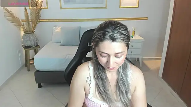 Snapshot of karlyy_ chatting on 11-18-25, 07:18 karlyy online show from 11-18-25, 07:18