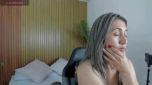 Snapshot of karlyy_ chatting on 11-26-25, 02:12 karlyy online show from 11-26-25, 02:12