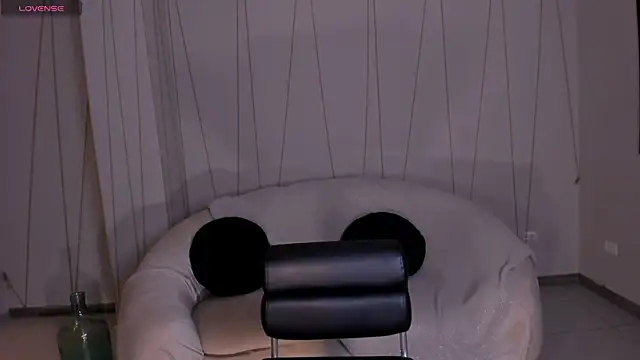 Snapshot of AnnieMonroe1 chatting on 11-08-25, 11:43 AnnieMonroe1 online show from 11-08-25, 11:43