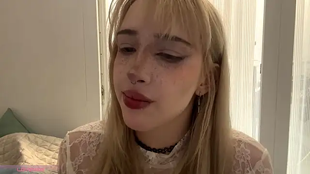 Snapshot of Milkmoriee chatting on 10-19-25, 04:29 Milkmoriee online show from 10-19-25, 04:29