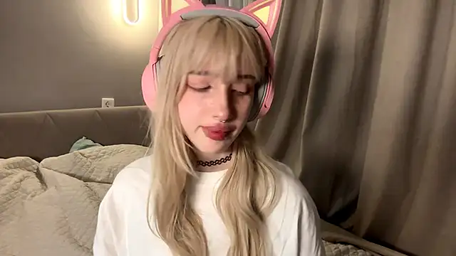 Snapshot of Milkmoriee chatting on 10-30-25, 03:46 Milkmoriee online show from 10-30-25, 03:46