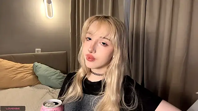 Snapshot of Milkmoriee chatting on 11-14-25, 03:11 Milkmoriee online show from 11-14-25, 03:11