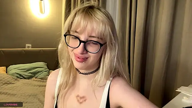 Snapshot of Milkmoriee chatting on 11-15-25, 03:30 Milkmoriee online show from 11-15-25, 03:30