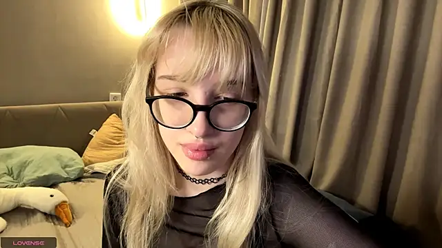 Snapshot of Milkmoriee chatting on 11-17-25, 03:40 Milkmoriee online show from 11-17-25, 03:40