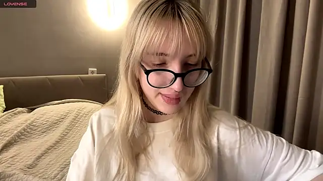 Snapshot of Milkmoriee chatting on 11-20-25, 03:23 Milkmoriee online show from 11-20-25, 03:23