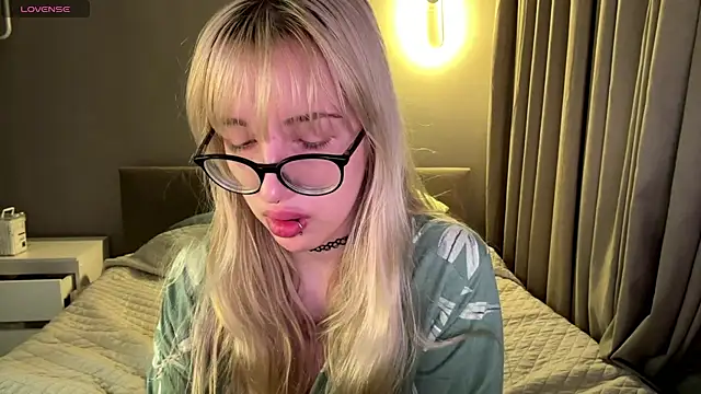 Snapshot of Milkmoriee chatting on 11-21-25, 03:44 Milkmoriee online show from 11-21-25, 03:44