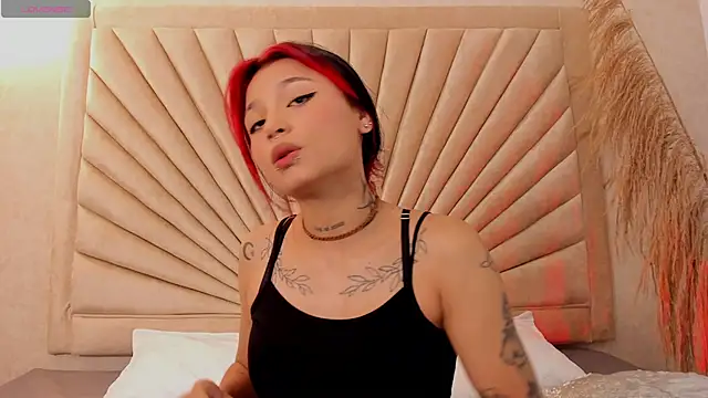 Snapshot of Emma_duff chatting on 11-24-25, 12:05 Emma duff online show from 11-24-25, 12:05