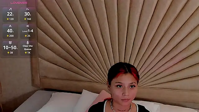 Snapshot of Emma_duff chatting on 12-15-25, 08:13 Emma duff online show from 12-15-25, 08:13