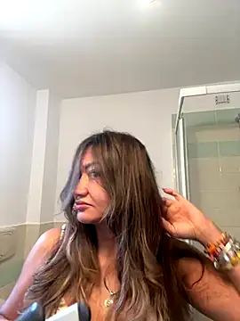 Snapshot of gabriellacali chatting on 10-18-25, 01:12 gabriellacali online show from 10-18-25, 01:12