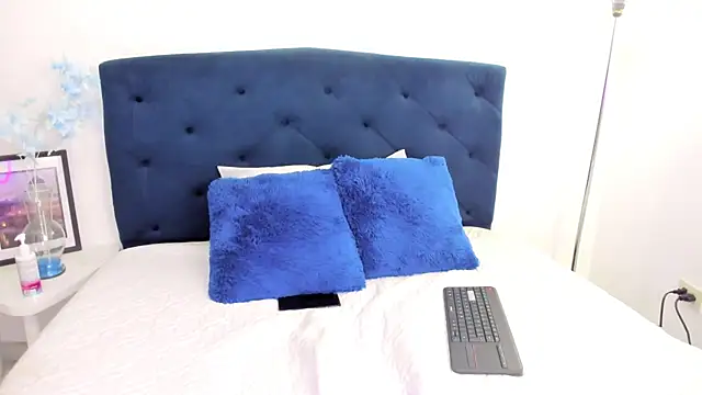 Snapshot of Scarlett_Glows1 chatting on 11-15-25, 07:21 Scarlett Glows1 online show from 11-15-25, 07:21