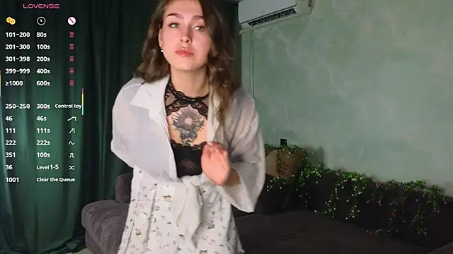 Snapshot of TinyMollys chatting on 10-30-25, 03:35 TinyMollys online show from 10-30-25, 03:35