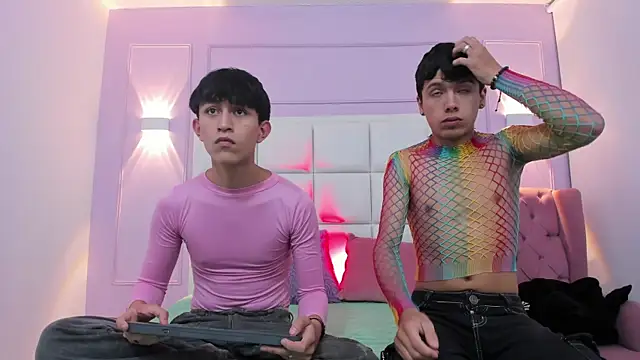 Snapshot of hoot_booys_ chatting on 10-28-25, 08:33 hoot booys online show from 10-28-25, 08:33