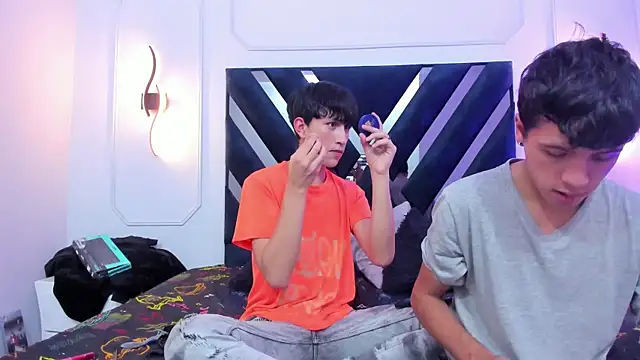 Snapshot of hoot_booys_ chatting on 11-17-25, 07:52 hoot booys online show from 11-17-25, 07:52