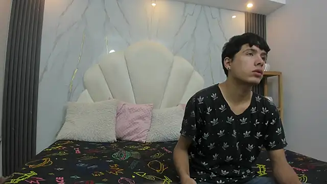 Snapshot of hoot_booys_ chatting on 11-28-25, 07:49 hoot booys online show from 11-28-25, 07:49