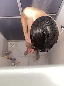 Snapshot of leozin01 chatting on 10-29-25, 12:18 leozin01 online show from 10-29-25, 12:18