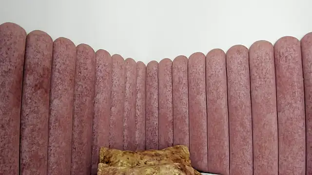 Snapshot of AuraSky_ chatting on 12-17-25, 04:13 AuraSky online show from 12-17-25, 04:13