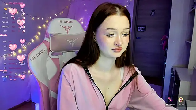 Snapshot of SweettMolly chatting on 10-19-25, 03:23 SweettMolly online show from 10-19-25, 03:23