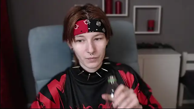 Snapshot of guitarandangell chatting on 12-17-25, 06:25 guitarandangell online show from 12-17-25, 06:25